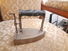 Antikes Bügeleisen mit Stein