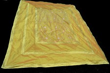 Set aus Tagesdecke und Zierkissenbezügen. Indische Seide.