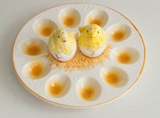 Eierplatte mit Salz- und Pfeffer-kücken