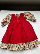 Neues geblümtes Puppenkleid