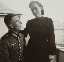 Soldat in Uniform Wehrmacht Zweiter Weltkrieg verliebt mit junger Frau Mann Foto