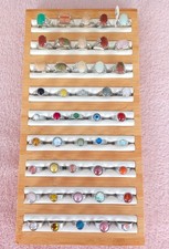 Hobbyauflösung Konvolut 45 Stück Ringe Edelstahl und Messing Holz Ringtablett