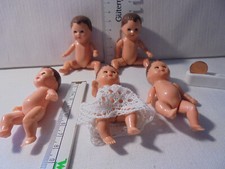 Puppenstubenzubehör:  5 kleine Püppchen für die Puppenstube, Marke: ARI