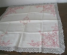 Antike alte Mitteldecke feines Leinen, rote Stickerei,  Klöppelspitze, Monogramm