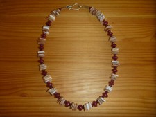 Rubin/Perlmutt-Kette, dunkelrot/natur-/elfenbeinfarben