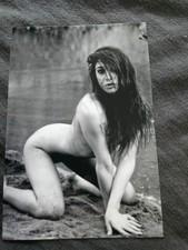 Erotik Akt, Frau Dame posiert nackt auf den Knien im Sand 2 (15X10) Foto