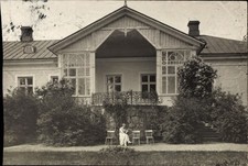 Foto Ak Tallinn Reval Estland, Villa, Frau im Garten - 11439004
