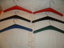 6 alte Kleiderbügel Holz mit Kunstleder & Nieten 50er 60er Vintage Rockabilly