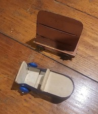 2 alte Autos, Blech und Holz