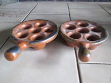 Steinzeug 2 alte Schnecken-Pfännchen mit Stiel braun Landhaus