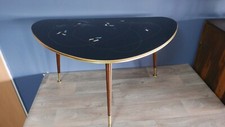 Uralter Nierentisch mit schwarzer Glasplatte, 50/60er Rockabilly Messingfüße