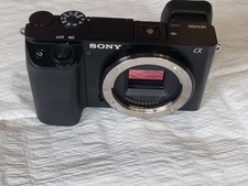 Sony Alpha a6100 und E 18-55mm OSS. Nur ca. 250 Auslösungen.  