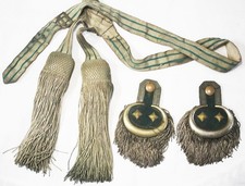 Feldbinde und Epauletten  für