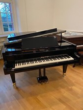 Bösendorfer Flüger 225 in schwarz poliert mit Subkontra F