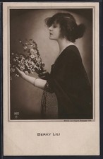Ansichtskarte Berky Lili mit einem Blumenstrauß 