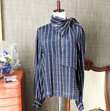 CHANEL Seidenshirt mit Schal Blumenmuster marine COCO Mark Größe 42 nie getragen