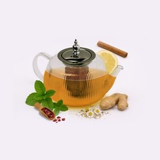 Glasteekanne mit Sieb