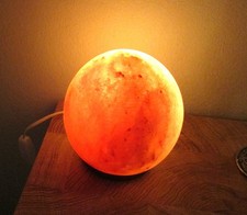 Salzkristall Leuchte Himalaja Salzkristall Lampe auf Holzsockel m. Elektrik-17cm