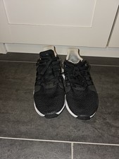 Getragene Adidas Damenturnschuhe