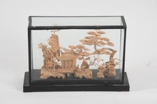 P44U27- Asiatika Korkschnitzerei in Glas Vitrine