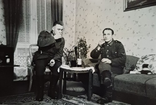 Zwei soldaten trinken wein - trinken,