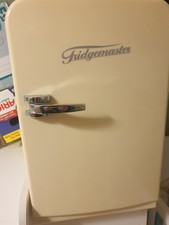 Dieser Mini-Kühlschrank sind oft als Kühl- und Warmhalteboxen konzipiert.