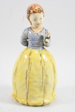 Q38V67- Karlsruher Majolika Mädchen mit Blumen 