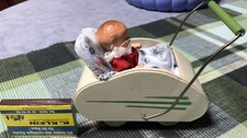 Antiker Puppenstuben Puppenwagen Spritzdekor mit Babypuppe 11x6x6cm