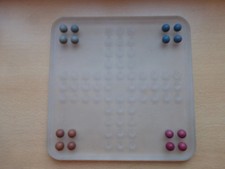 Spiel "Mensch ärgere dich nicht" aus Glas, Glasplatte mit Tonmurmeln, ca 20 x 20