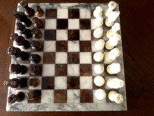 Schachbrett mit Figuren Marmor