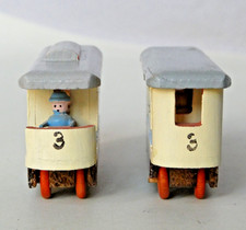 altes Erzgebirge Spielzeug: blaue Strassenbahn mit Beiwagen - tram