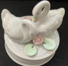 Spieluhr Schwäne Mit Porzellan