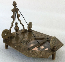 Sonnenuhr Kompass Messing