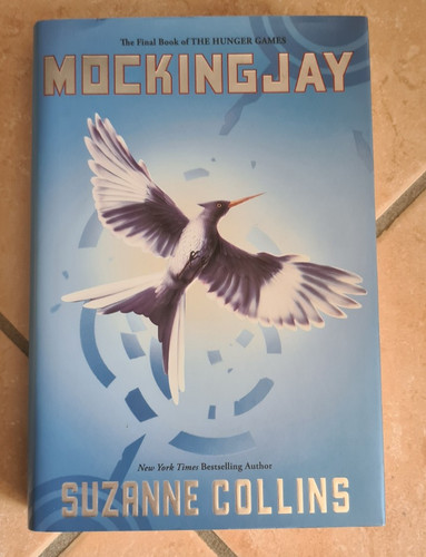 Mockingjay suzanne collins - -,