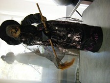 Hexe aus Kunststoff, 67 cm hoch