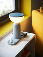 IKEA Bettorp Mobile Lampe mit dimmbarer LED-Leuchte und Qi-Ladepad f. Handy etc