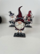 Halloween Holzfigur – Gnom im Fledermaus Kostüm – handbemalt Unikat