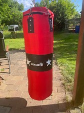 Boxsack hängend an Stahlketten, ca. 25kg schwer, 110 x 35 cm, wenig benutzt