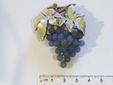 Alte Brosche (Motiv: Weintrauben) mit  Glasperlen, Vintage