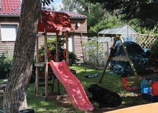 Klettergerüst mit Rutsche und Schaukel