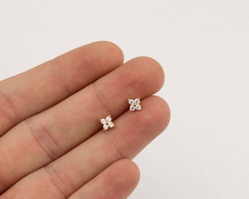 Diamond stud pair earrings - , ear