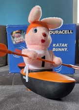 Duracell Hase Kajak mit Paddel