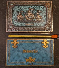 Zwei große alte Blechdosen