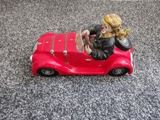 Gilde Clown im roten Oldtimer