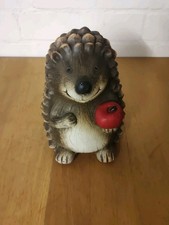 Keramik Figur Igel mit Apfel A - Deko für Herbst & Garten