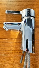 Wasserhahn + Schlauch für das Badezimmer