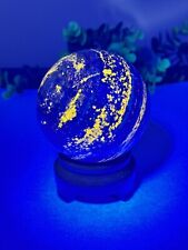 Fluoreszierende Lapislazuli Kugel – 86 mm, 1060 g mit Goldfarbigem Halter –