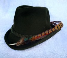 Hut mit Kordel und Feder