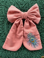 Schleife aus Leinen mit Baumwolle, Pfaufeder Handbestickt Handmade