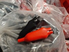 Batterieladezangen Set Krokodilklemmen isoliert Batterieklemmen rot schwarz